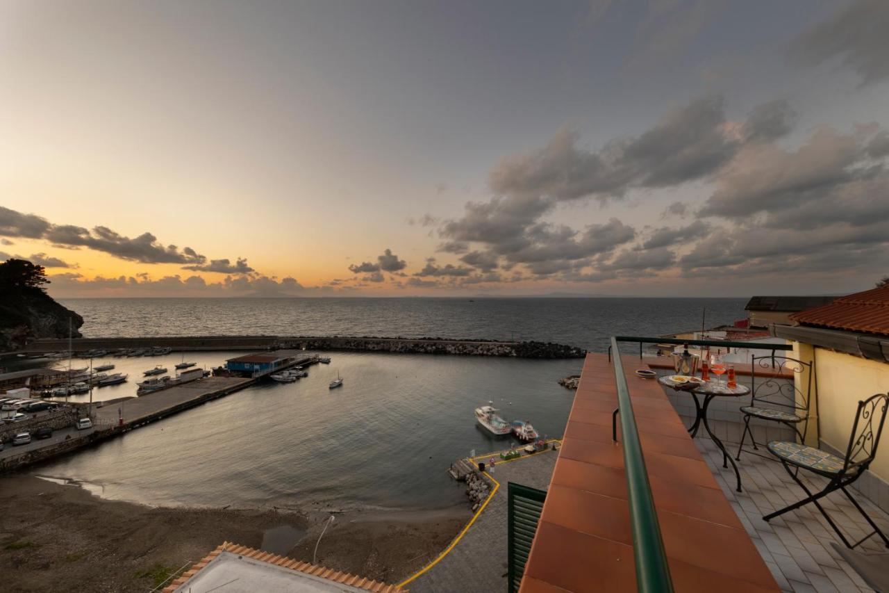 Apartamento Relais Del Mare Con Terrazza Fronte Mare Free Parking Massa Lubrense Exterior foto